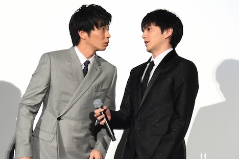 田中圭（左）にライブビューイングカメラの位置を教える林遣都（右）。