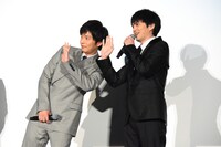 ライブビューイングカメラに手を振る田中圭（左）と林遣都（右）。