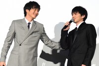 左から田中圭、林遣都。