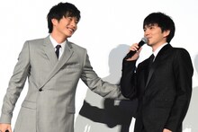 左から田中圭、林遣都。