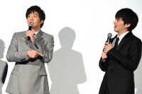 林遣都（右）のアドリブの自由さを語る田中圭（左）。