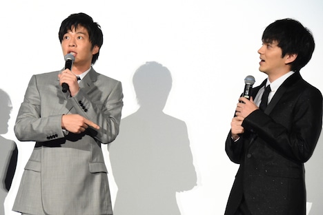 林遣都（右）のアドリブの自由さを語る田中圭（左）。