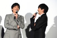 左から田中圭、林遣都。