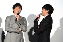 左から田中圭、林遣都。