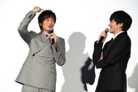 劇中に登場したきんぴらごぼうについて語る田中圭（左）と林遣都（右）。