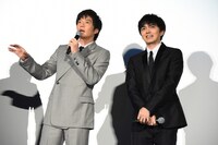 左から田中圭、林遣都。