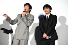 左から田中圭、林遣都。