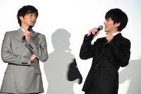 左から田中圭、林遣都。