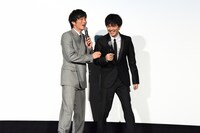 左から田中圭、林遣都。