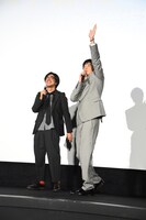 質問するために勢いよく手を挙げた観客を、まねする田中圭（右）。