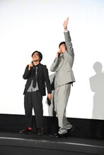 質問するために勢いよく手を挙げた観客を、まねする田中圭（右）。