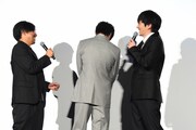 山田正義が兄について語るシーンで虫が飛んでいたのは“映画の神様”の影響だと語る林遣都（右）と、なんとも言えずうしろを向いてしまう田中圭（中央）。