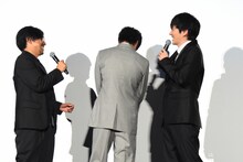 山田正義が兄について語るシーンで虫が飛んでいたのは“映画の神様”の影響だと語る林遣都（右）と、なんとも言えずうしろを向いてしまう田中圭（中央）。