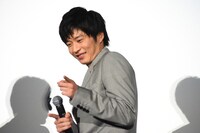 黒澤武蔵の“ビビビッ”ポーズをする田中圭。