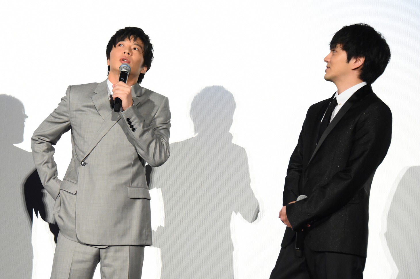林遣都（右）へ感謝を述べる田中圭（左）。