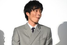 林遣都からの感謝の言葉に照れる田中圭。