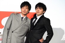 左から田中圭、林遣都。