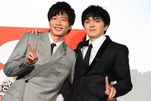 左から田中圭、林遣都。