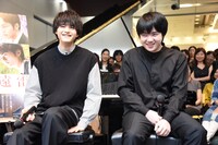 左から鈴鹿央士、藤田真央。