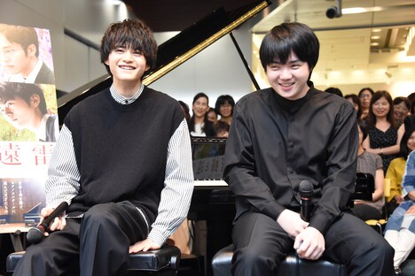 左から鈴鹿央士、藤田真央。