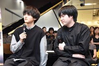 左から鈴鹿央士、藤田真央。