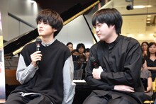 左から鈴鹿央士、藤田真央。