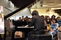 生演奏する藤田真央。