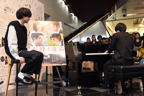 生演奏する藤田真央(右)とそれを近くで見る鈴鹿央士(左)。