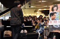 生演奏を終え、観客に大きな拍手を送られる藤田真央。
