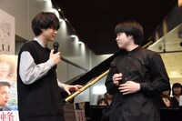 左から鈴鹿央士、藤田真央。