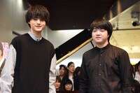 左から鈴鹿央士、藤田真央。