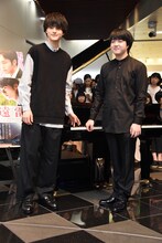 左から鈴鹿央士、藤田真央。