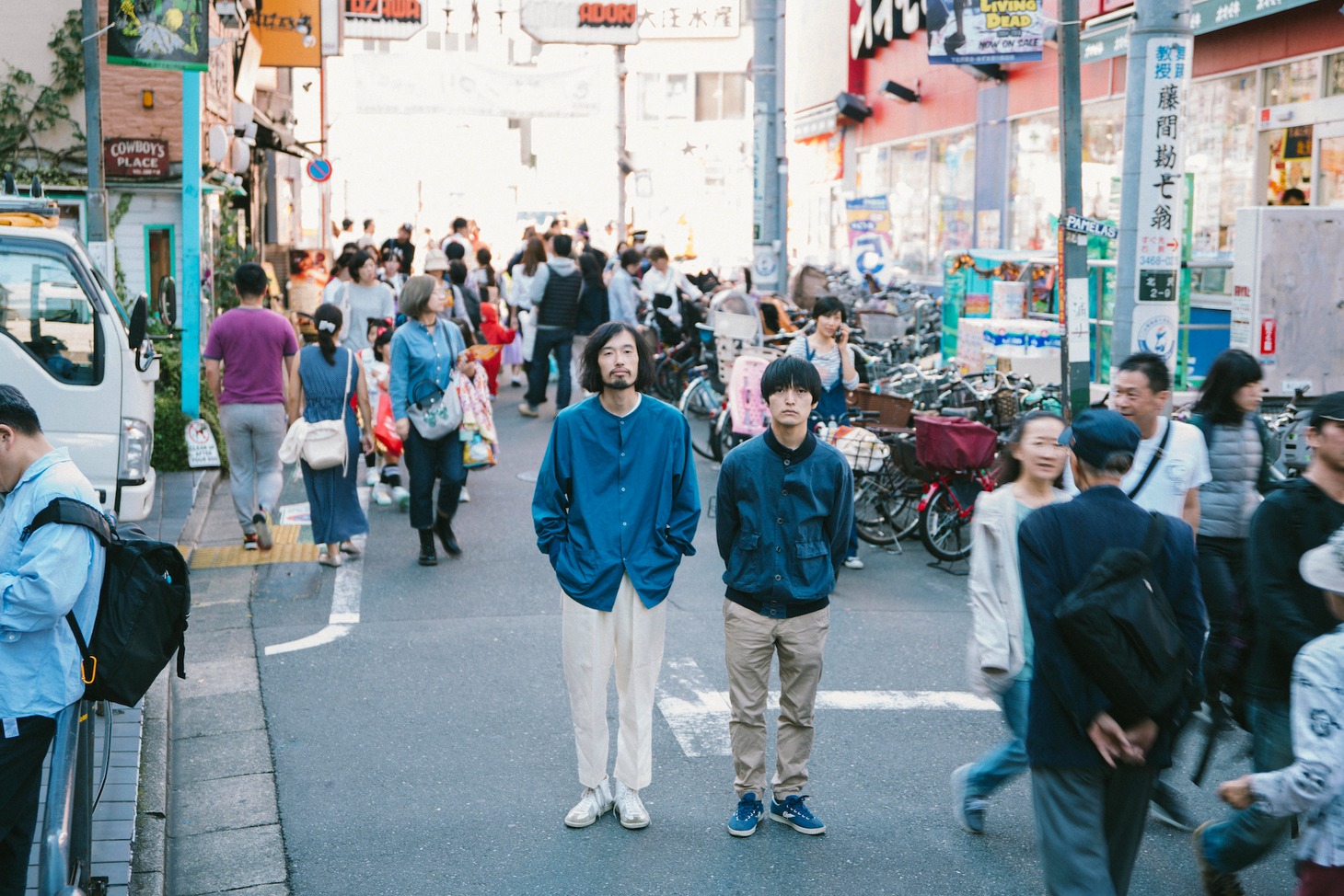 今泉力哉（中央左）と大橋裕之（中央右）。