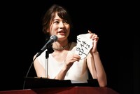 観客に配られた皿のかけらを持つ司会・宇内梨沙。