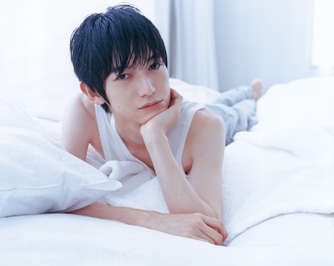 「本郷奏多カレンダー2020 -every morning with Kanata-」より、イベント限定版表紙イメージ写真。