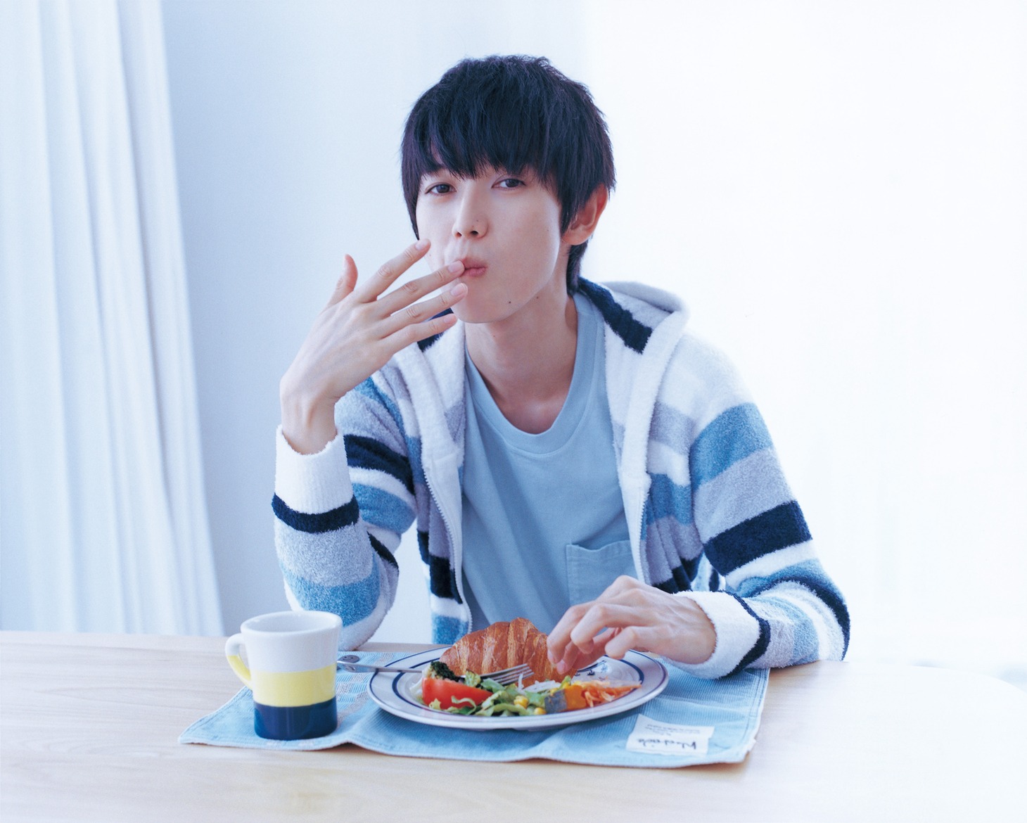 「本郷奏多カレンダー2020 -every morning with Kanata-」より。