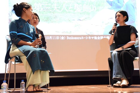 「第三夫人と髪飾り」舞台挨拶の様子。