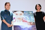 「第三夫人と髪飾り」舞台挨拶の様子。左からアッシュ・メイフェア、五所純子。