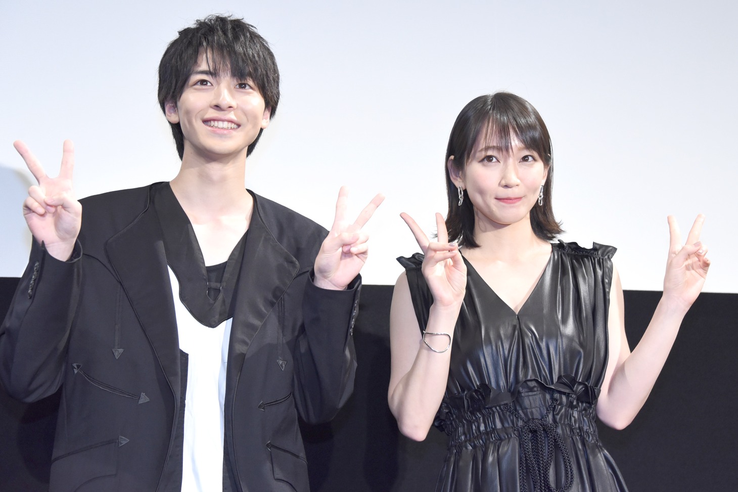 左から高杉真宙、吉岡里帆。