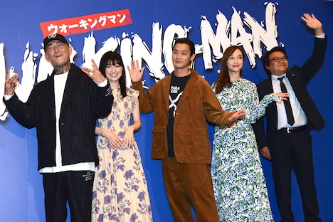 「WALKING MAN」完成披露上映会の様子。左からANARCHY、優希美青、野村周平、伊藤ゆみ、星田英利。