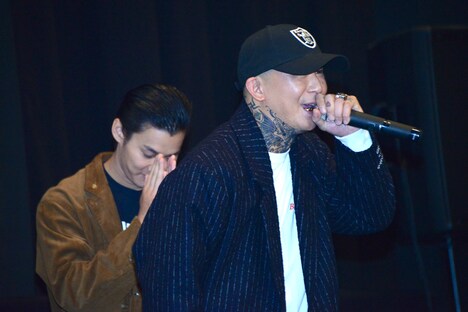 退場時にサプライズでラップを披露するANARCHY（右）と背後で拝む野村周平（左）。