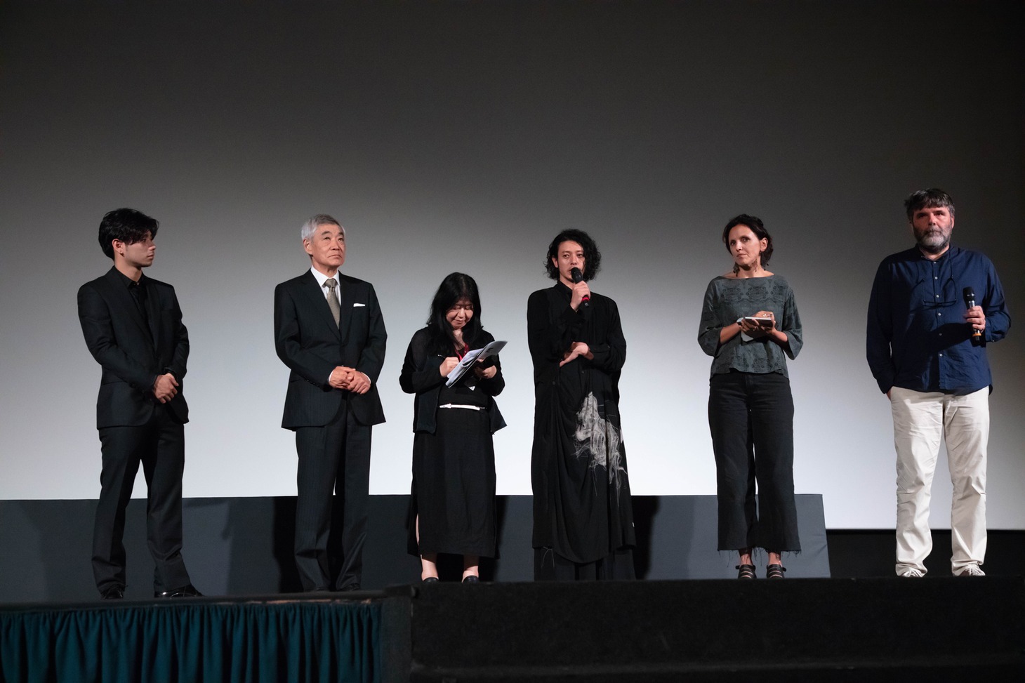 「ある船頭の話」公式上映に登壇した村上虹郎（左端）、柄本明（左から2番目）、オダギリジョー（中央右）。