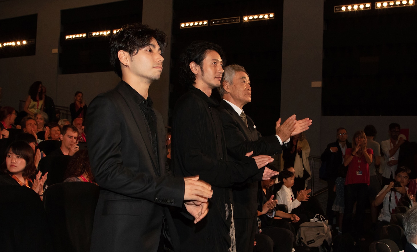「ある船頭の話」公式上映にて、拍手を受ける村上虹郎（左）、オダギリジョー（中央）、柄本明（右）。