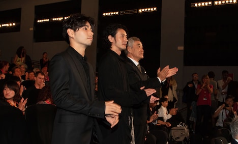 「ある船頭の話」公式上映にて、拍手を受ける村上虹郎(左)、オダギリジョー(中央)、柄本明(右)。
