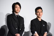 左から中村倫也、草なぎ剛。