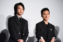 左から中村倫也、草なぎ剛。