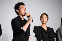 左から草なぎ剛、MEGUMI。