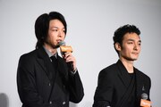 左から中村倫也、草なぎ剛。