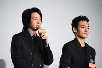左から中村倫也、草なぎ剛。