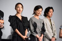 左からMEGUMI、尾野真千子、若葉竜也。